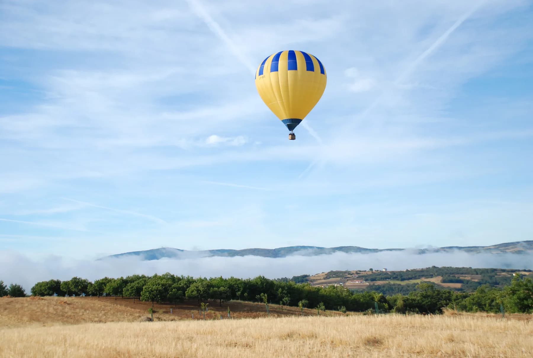 Balão de ar quente sobre a paisagem de Bragança